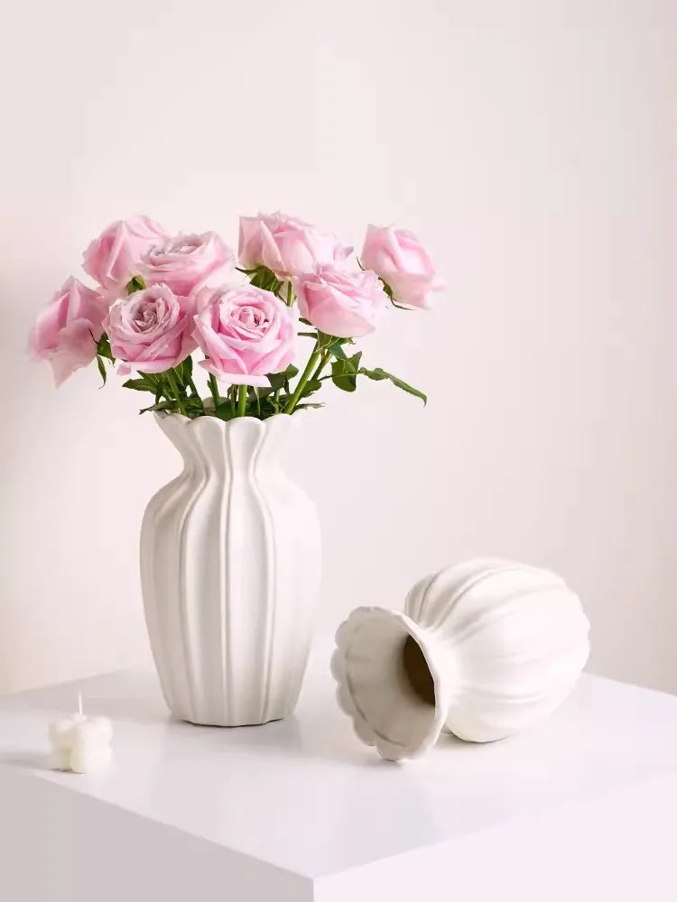 American retro cream white ceramic vase, living room, coffee table, flower arrangement, high-end feeling, water-based fresh flow