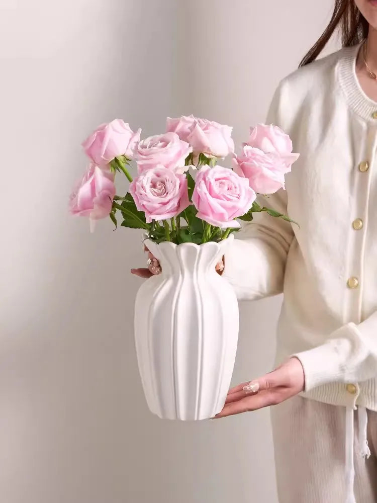 American retro cream white ceramic vase, living room, coffee table, flower arrangement, high-end feeling, water-based fresh flow