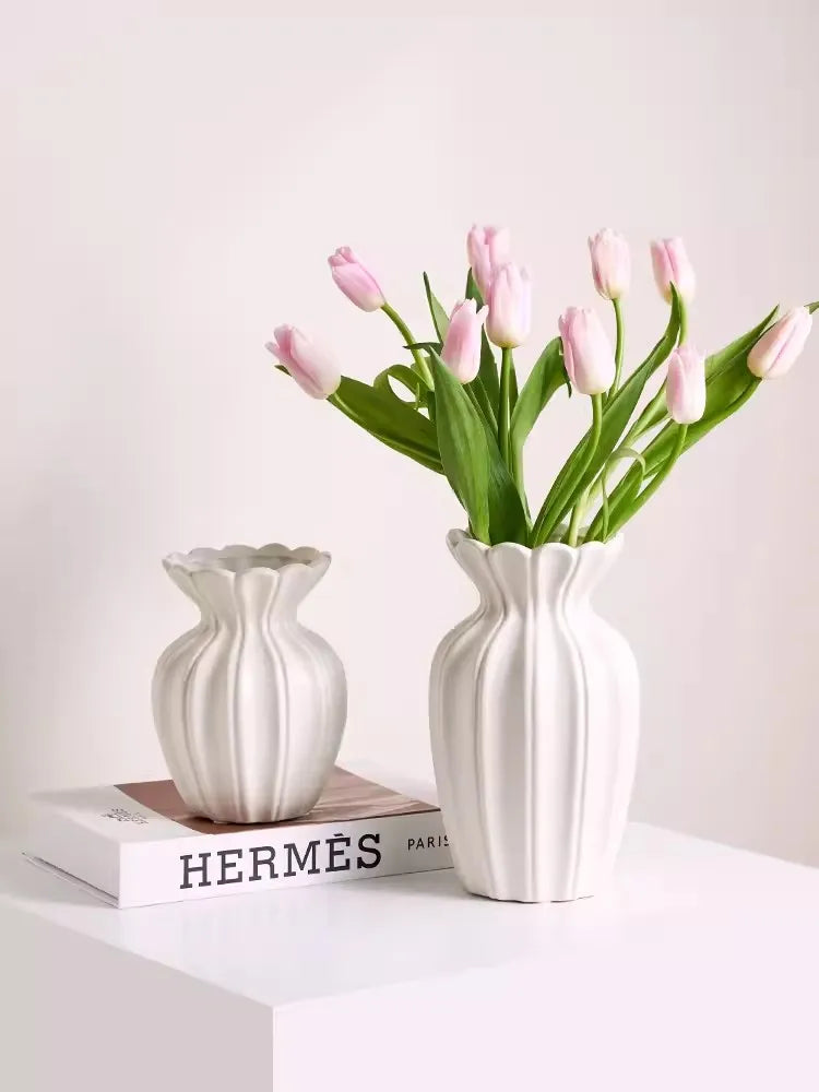 American retro cream white ceramic vase, living room, coffee table, flower arrangement, high-end feeling, water-based fresh flow